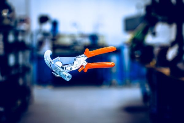 Löwe 5.504 Schlauchschere mit Dreiecksklinge