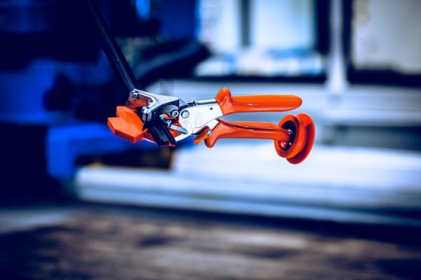 Löwe 4.104/vr V-Schnitt, für Außeneckenschnitt, Anschlag Falzaußenkante, mit Einzugrolle