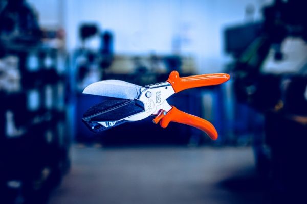 Löwe 3.606 Kabelkanalschere mit 90° Anschlägen