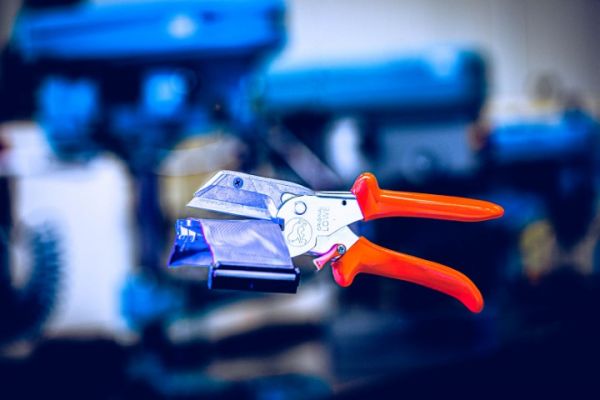 Löwe 3.806 Flachbandkabelschere mit Trapezklinge