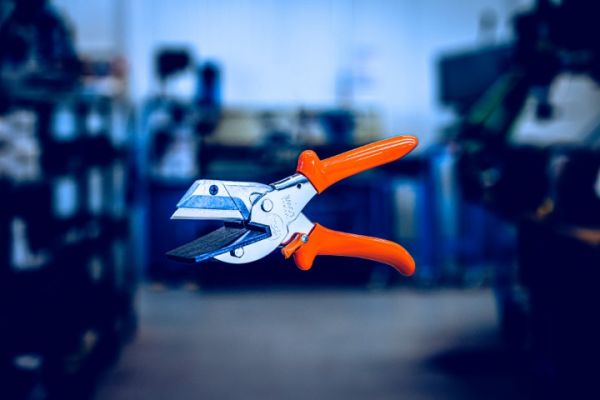 Löwe 3.806 Flachbandkabelschere mit Trapezklinge