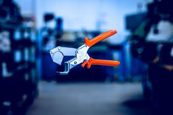 Löwe 5.504 Schlauchschere mit Dreiecksklinge