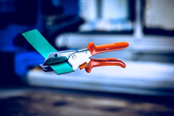 Löwe 3.806 Flachbandkabelschere mit Trapezklinge